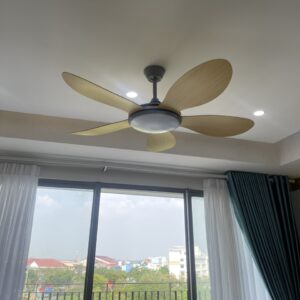 quạt trần phòng khách cánh nhựa QViFa - 55 lắp đặt tại chung cư.